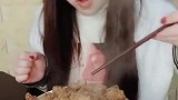 刚出锅的粉蒸肉，还冒着热气呢小姐姐你就开始吃，不怕烫吗