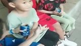 小伙子，虽然你穿的是开裆裤，但是你的气质已经无可抵挡了！