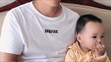 自从妈妈生了儿子之后，爸爸就是这样吃孩子脸上的剩饭，太逗了