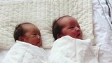 双胞胎宝宝躺在一起，姿势都这么同步，只是个头相差这么大！
