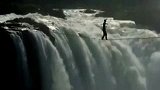 极限-14年-牛人赤脚走钢丝横穿维多利亚大瀑布-新闻