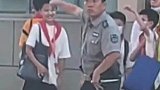学校即将放假，看起来保安叔叔比孩子们更开心