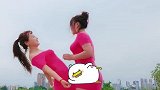 俩闺蜜广场中央对跳，右边小姐姐的身材有点尴尬了