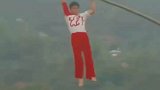 男子高空中用竹竿表演杂技