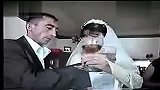 超囧一幕忘了交杯酒怎么喝