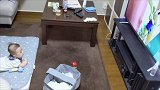 4个月小宝宝乖乖趴着看电视，认真的样子把心都萌化了！