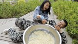 用一根牙签吃完一盆面，吃完奖励小汽车，没想小伙竟吃了10年！