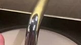 女子欲使用感应水龙头，结果试了半天才出一点水