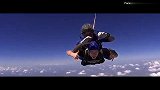 综合-17年-小贝爱子变身空中飞人 4千米高空跳伞-专题