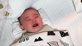 小宝宝被爸爸一逗马上咔咔大笑，笑到都停不下来了，真逗！