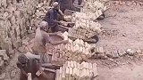工地搬砖，农民工不容易