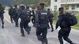 地震后。甘孜特警第一时间奔赴震区，第一时间展开救援