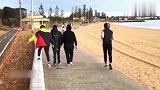 国外爆笑街头恶搞，小伙把假蛇挂路人身后，大喊有蛇追被吓到飞起