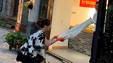 小姐姐是来拔龙须糖的还是来搞笑的？太丢人了！