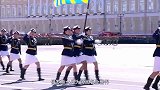 俄罗斯女兵为何闻名全世界,看到她们踢正步,网友我恋爱了
