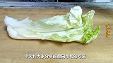 白菜梗炒肉丝的家常做法，只需做前这一步，做出的白菜清脆爽口