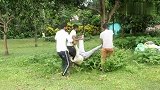 看到第一个我就笑了，小伙惨遭暴打