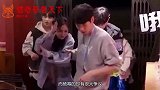 魏大勋偷偷摸杨幂的脖子，杨幂下意识的低头，真逗
