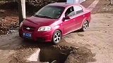 轮胎陷坑里怎么办老师傅一脚油门就出来