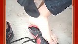 主人给汪星人穿新衣服，直接把袜子套了上去