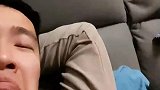 男子拍下，妻子和肚子里的孩子吵架