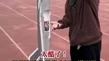 航模队学生操场上试飞模型机