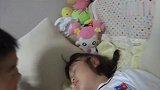 哥哥用这种方式叫妹妹醒来，在一旁的爸爸都看笑了