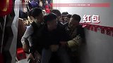 姐姐结婚众人来接亲，弟弟凭一己之力拦下“千军万马”，拼了命的抓住栏杆扶住墙