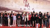 42岁秦岚戴贝雷帽年轻10岁，穿外套露腰腹肌抢眼，怪不得能演刺客
