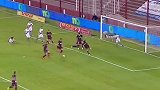 太秀了！这可能是足球史上最混乱的进球 整个队除了守门员都参与进攻了吧