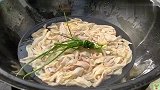 农村媳妇炒2斤香辣鸭食带，婆媳俩边煮边吃，有劲道可下饭了