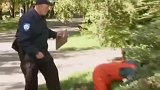 国外恶搞：警察暴打罪犯，没想到却打错了人，路人都看呆了！