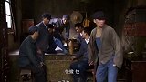 男子发现特务伪装进厂抓人 马上通知躲藏