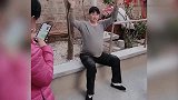 大衣哥朱之文好接地气，居然穿着老北京布鞋！