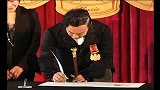 星奇8-20110710-Eason封爵仪式续约环球肯定霆锋面对媒体日渐成熟