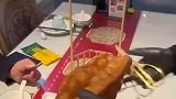 吃油条也有仪式感了，服务员边剪边念诗