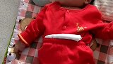 小宝宝突然一动不动的，小表情配上这动作，好可爱啊！