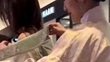 女子在国外商场给人做汉服造型