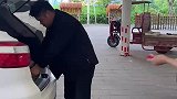 几十岁的人了还在宴会上打包糖果，又不是小孩子