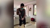 只要心中有音乐扫把也能当吉他 加雷与爱妻联手演绎小短剧