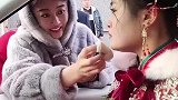 坐上婚车那一刻，新娘泪如雨下，舍不得养育自己二十几年的家呀