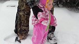 小宝宝在雪地里不停嘟囔，结果瞬间脸朝下摔倒，一抬头忍不住笑了