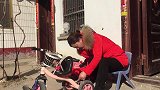 弟媳妇给嫂子送鸡蛋，嫂子要给钱弟媳妇不要，嫂子：不要钱多拿点