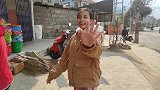 带尼泊尔女和丈母娘逛商场，看见什么都新奇，全是中国制造