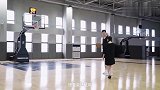 欧阳娜娜与CBA状元王少杰互动打篮球，这身高差好萌
