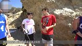 小伙用金属探测器寻宝 沙滩得古老保险箱 打开后他愣住了！