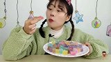 美食拆箱：妹子吃“琥珀糖”，炫彩方块通透似水晶，外脆内软超甜