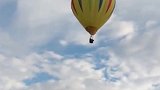 热气球撞电线变“火球”飞行员紧急降落在湖里