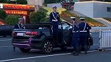 中国军人英姿飒爽，下车的姿势也是帅气无敌了！
