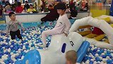 捣蛋小妹在游乐场，悠悠的玩着木马